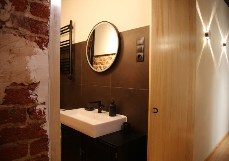Vista de baño reformado con puerta grande tipo granero