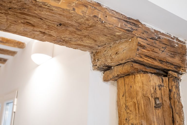 Vista de Viga y cargadero de madera con aplique en pared, luz indirecta.
