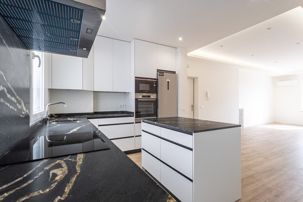 ¿Se puede cambiar la cocina de sitio en un piso?