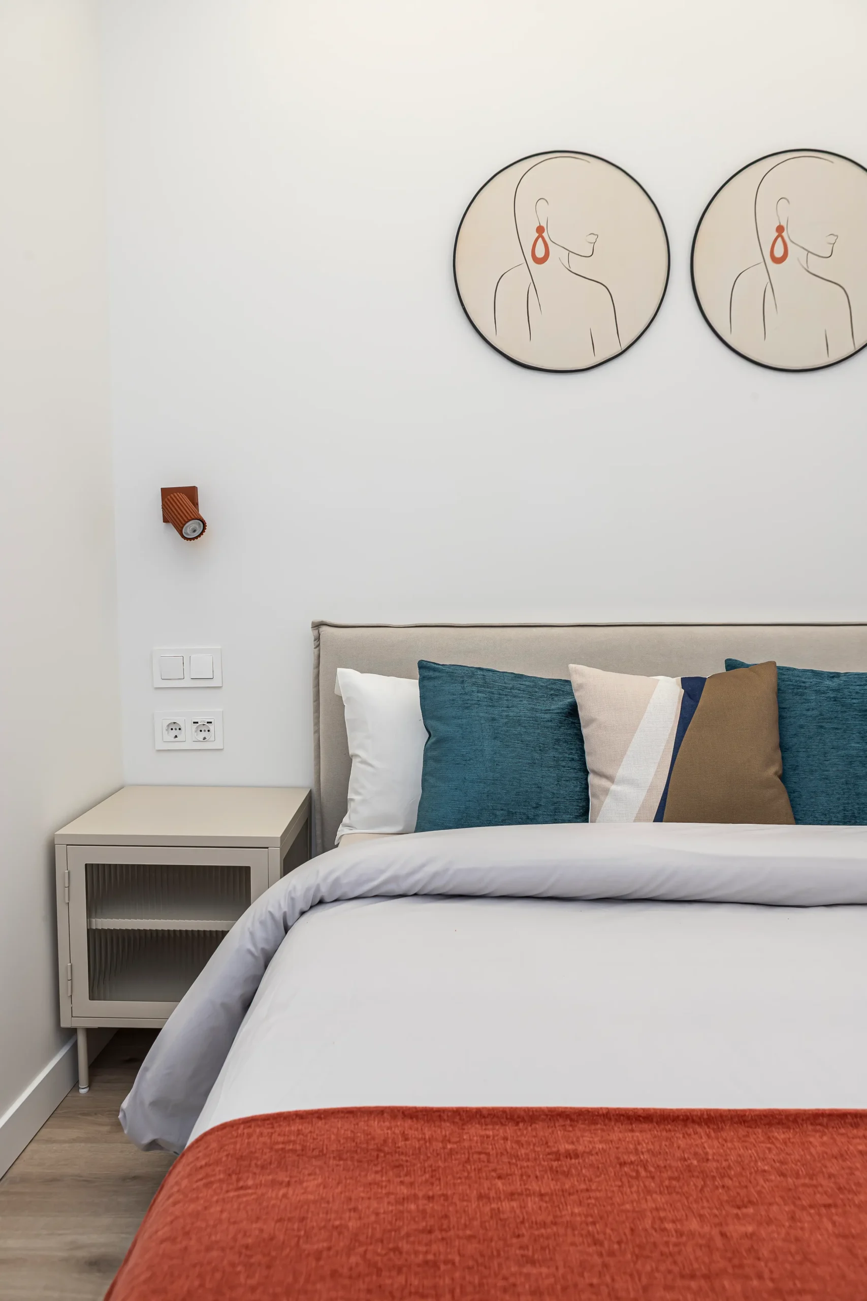 Flipping inmobiliario Benito Gutiérrez cama roja frontal izquierda