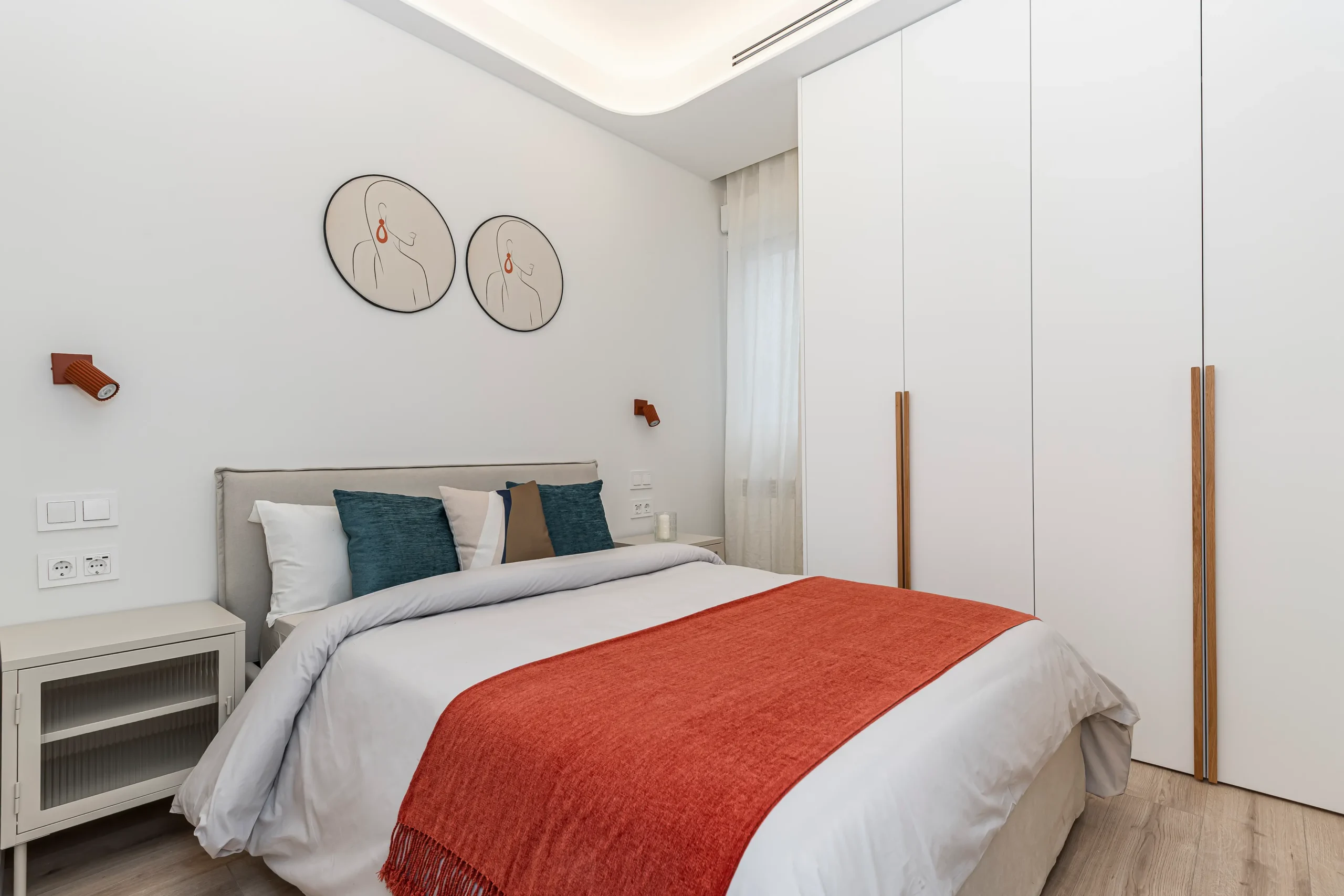 Flipping inmobiliario Benito Gutiérrez cama roja general