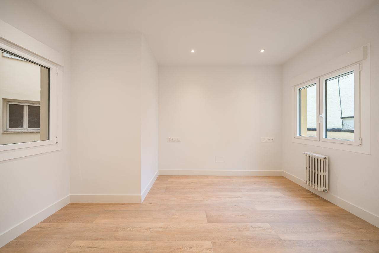 Reforma integral en García Paredes habitación sin muebles