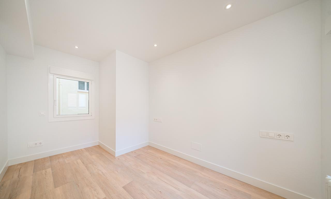 Reforma integral en García Paredes pared blanca girada