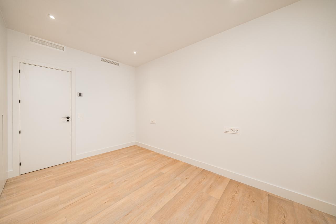 Reforma integral en García Paredes pared blanca en entrada