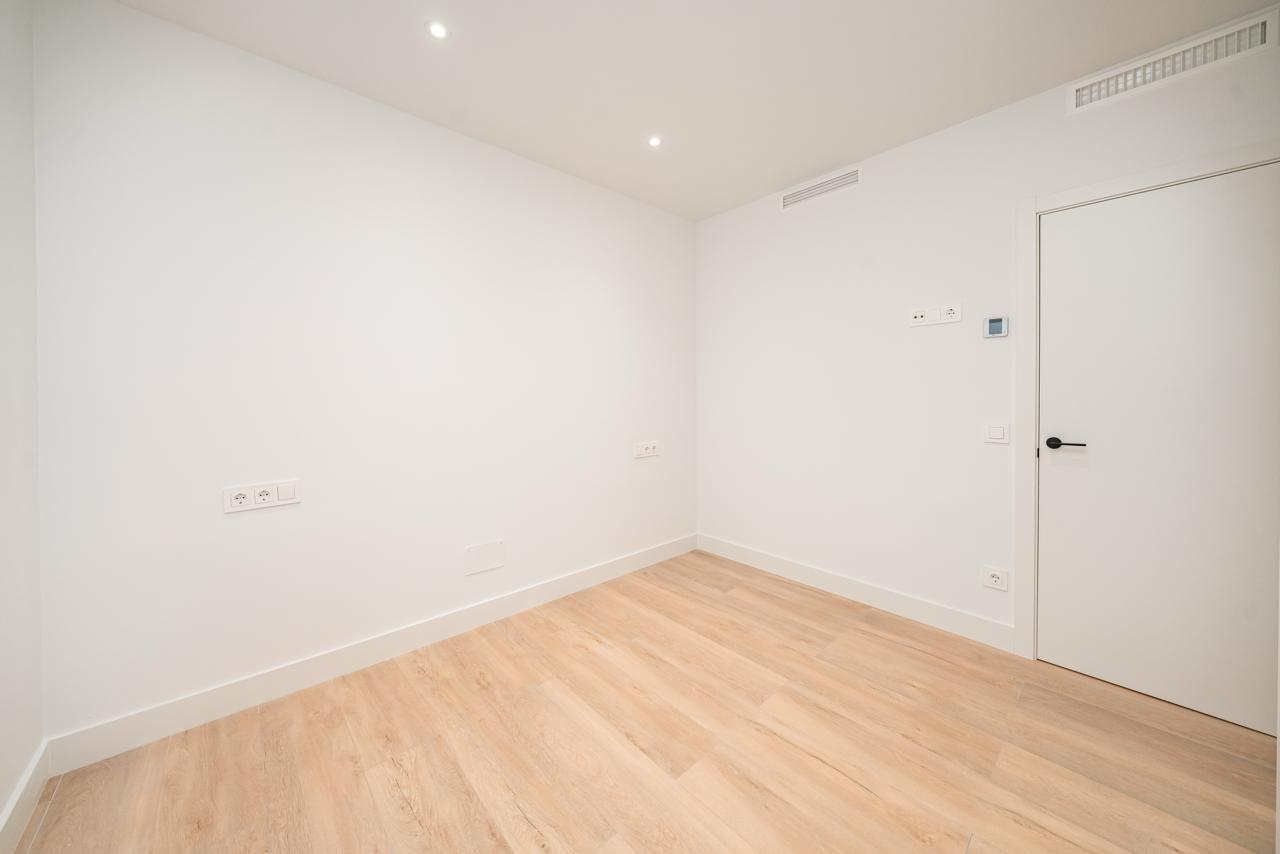 Reforma integral en García Paredes salón puerta cerrada