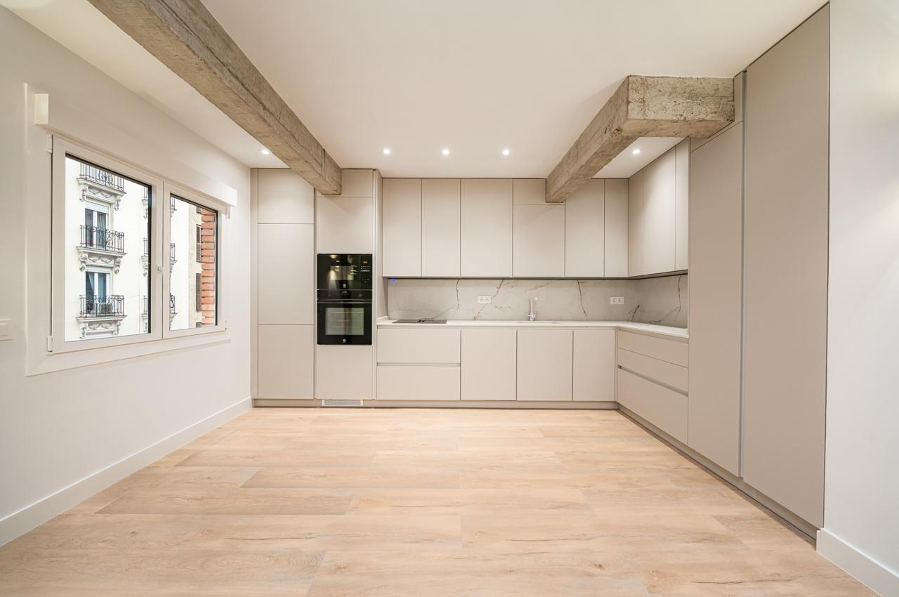 Reforma integral en García Paredes vista general de la cocina