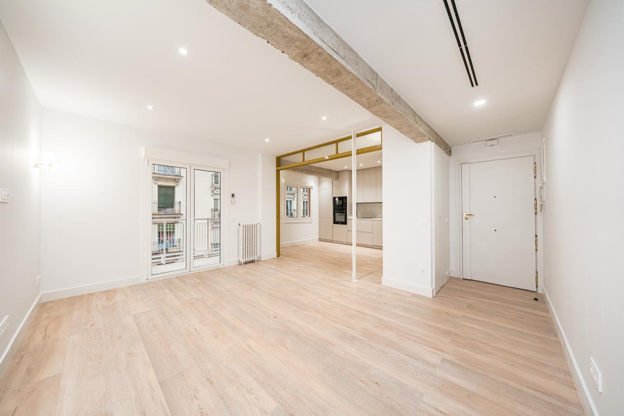 Reforma integral en García Paredes vista recibidor y cocina